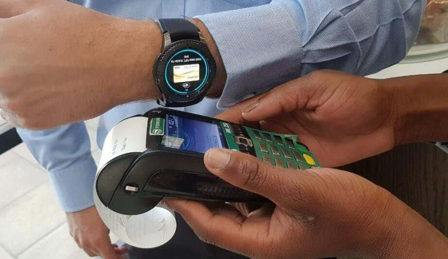 How to Use a Smartwatch for Contactless Payments in Pakistan